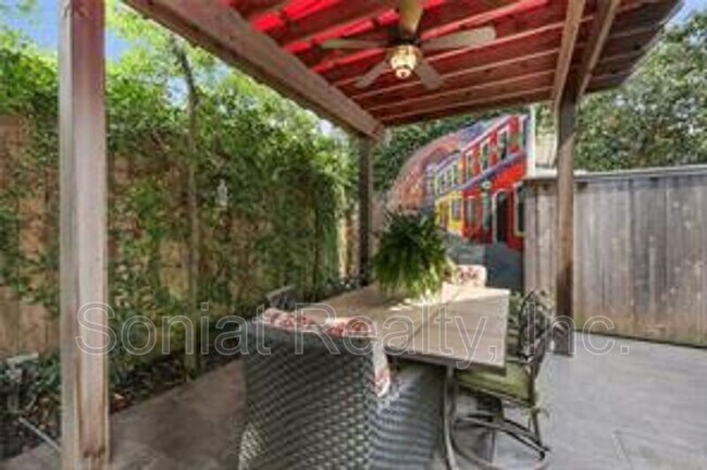 Building Photo - 1026 Arabella St