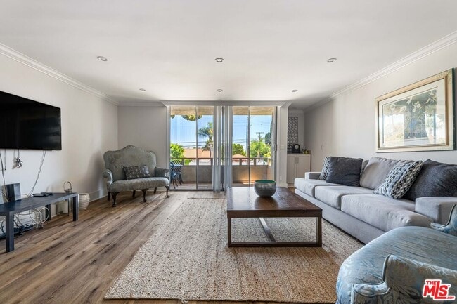 Primary Photo - 5215 Balboa Blvd