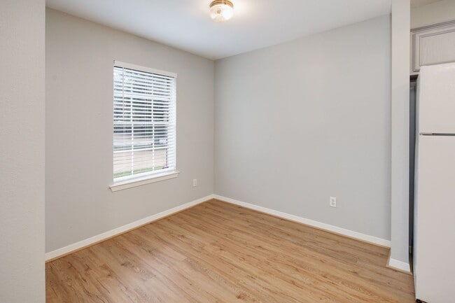 Building Photo - NOVEMBER Move in! 2/2 Duplex with fenced i...