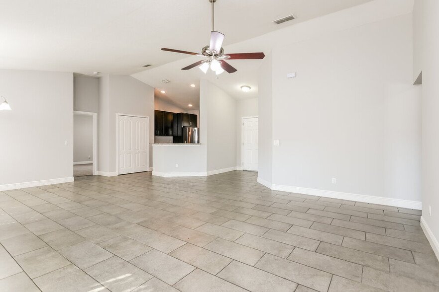 Building Photo - 1004 Dartmoor Pl