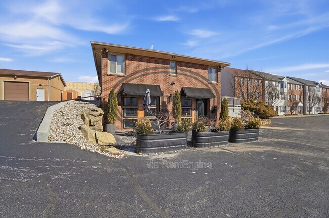 Building Photo - 1133 N Byrne Rd