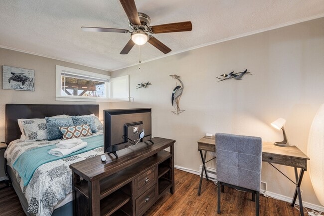 Building Photo - Ocean view 1 bedroom bottom floor unit close to Alki