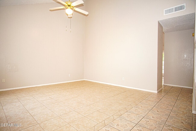 Building Photo - 13944 Roslyn Dr