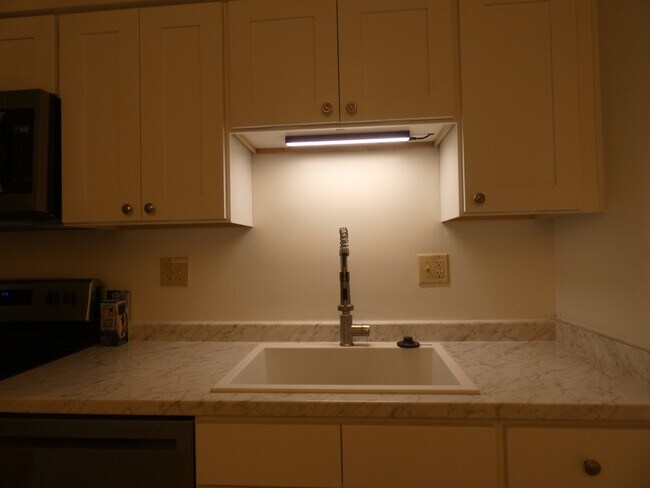 Building Photo - 5901 Creek View Dr