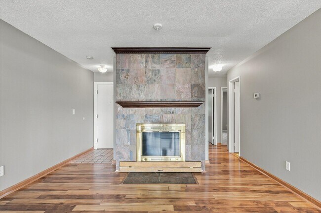 Building Photo - 893 Cliffs Dr