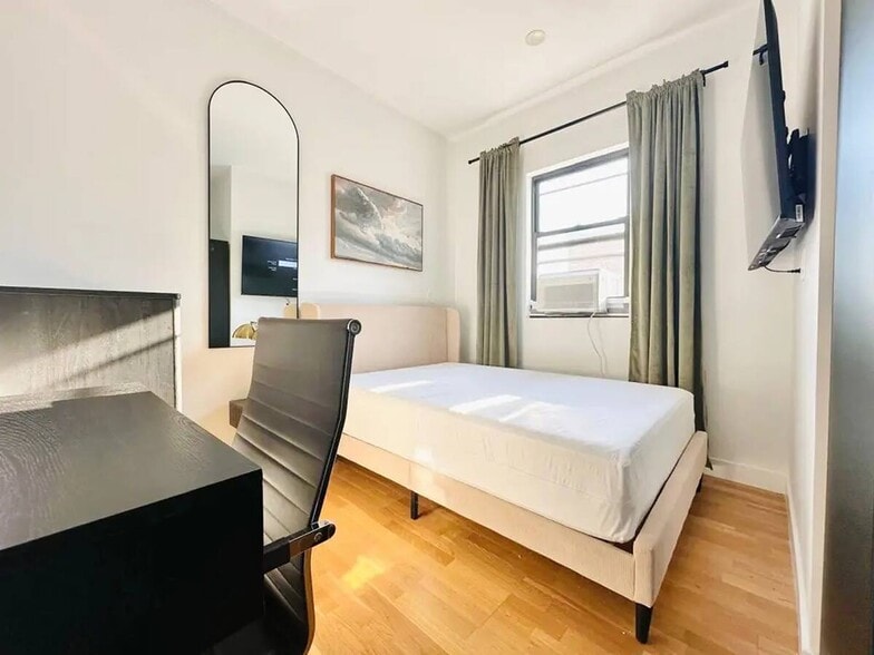 Building Photo - Furnished room/NOT APARTMENT