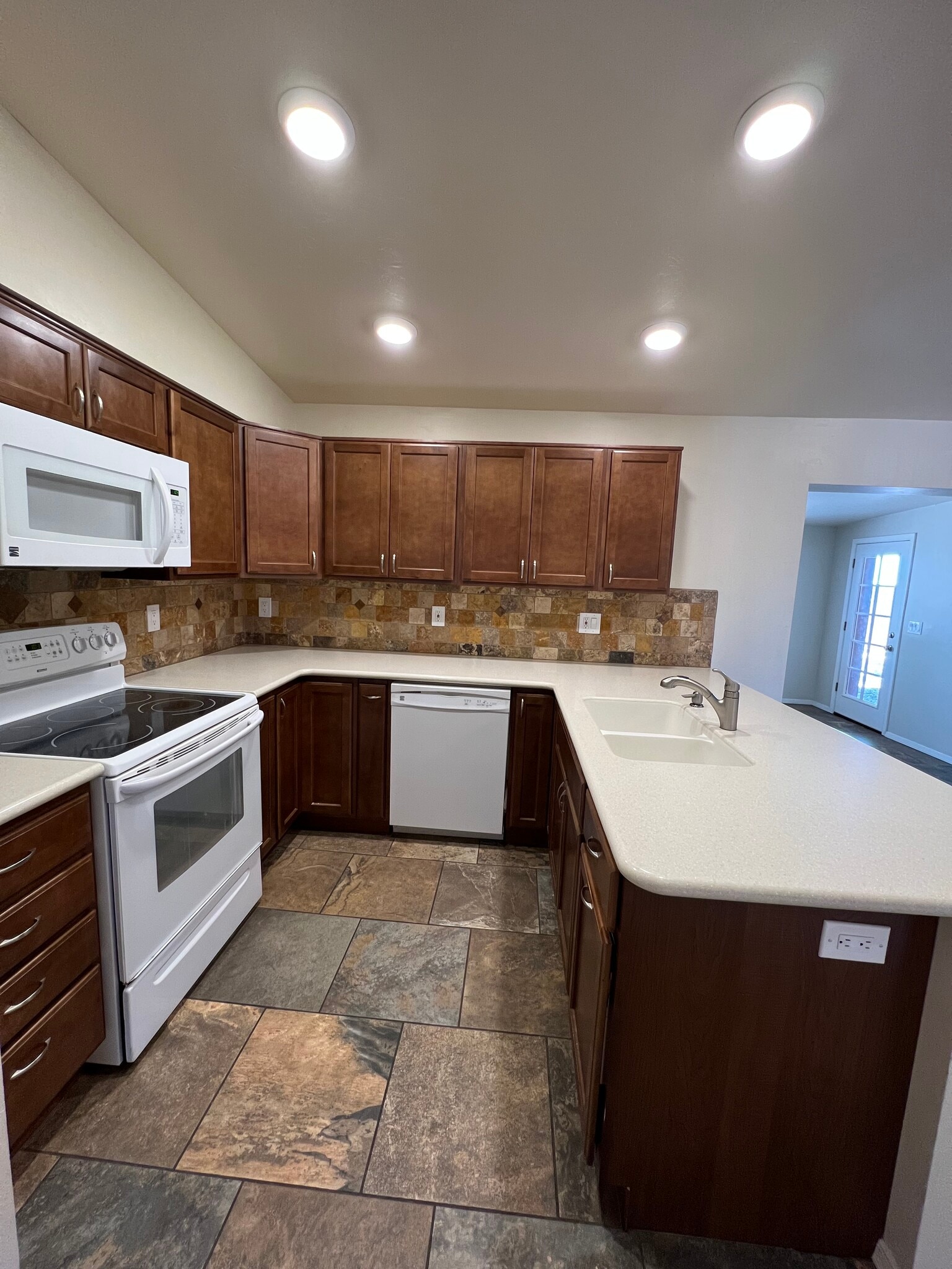 Kitchen - 607 N De Medici Pl