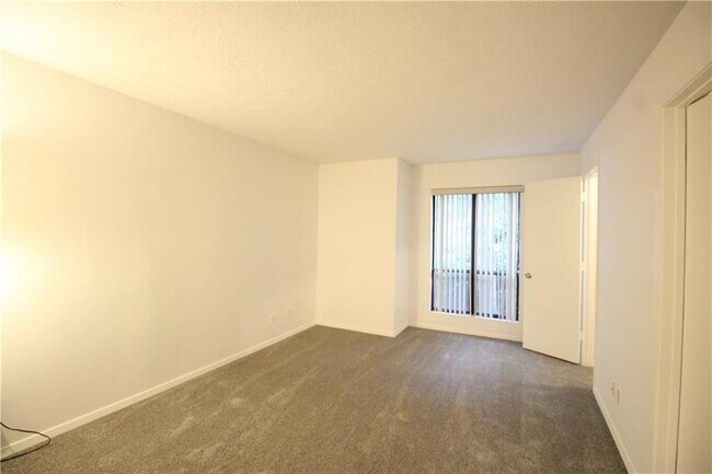 Building Photo - 204 Warm Springs Cir