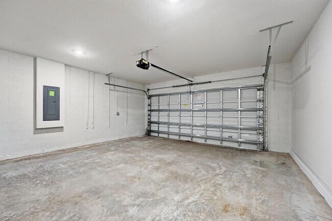 Building Photo - 10739 NW Moon Rise Ln