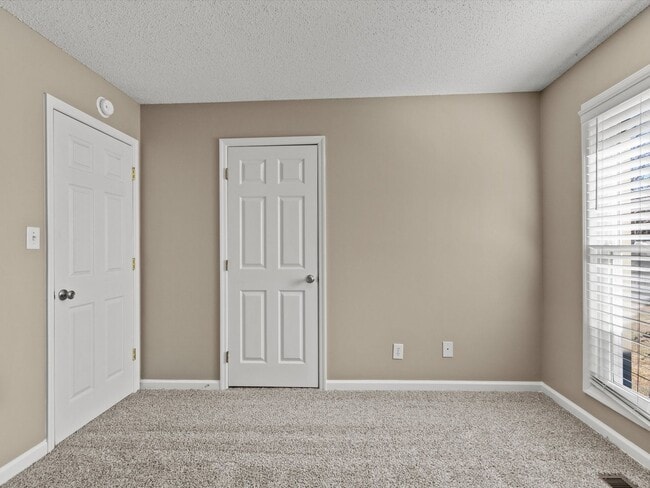 Building Photo - Large lot and close to town.