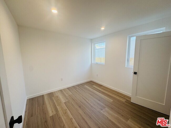 Building Photo - 231 W 85th St