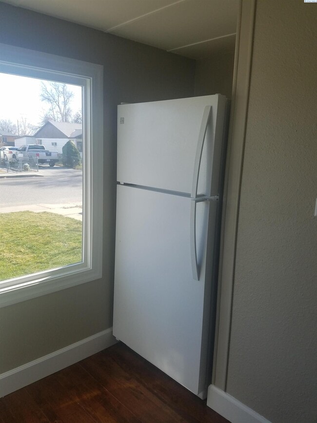 Building Photo - 905 Winslow Ave