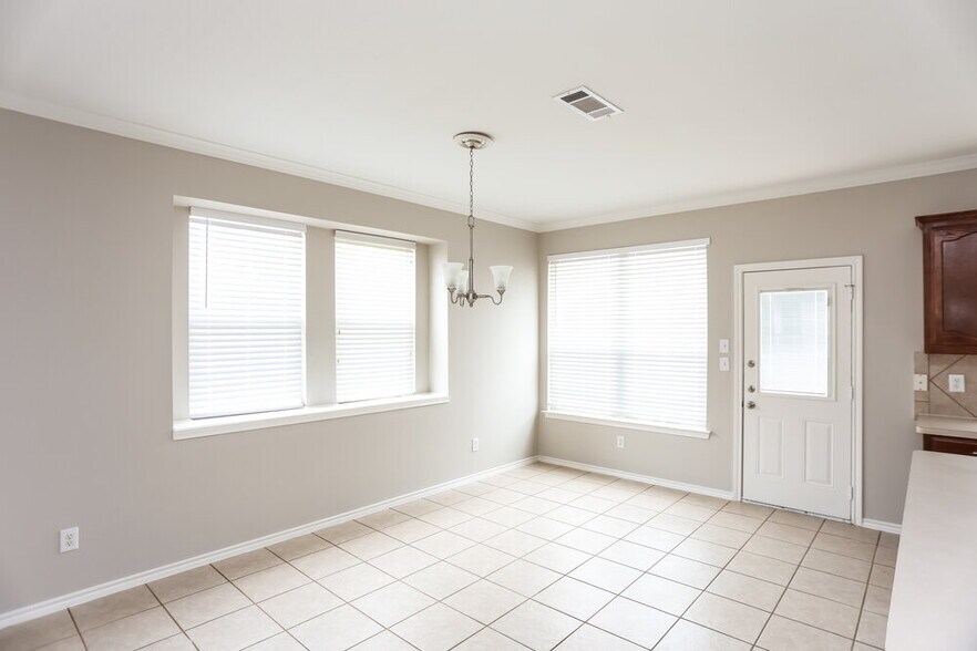 Building Photo - 4520 Chesapeake Bay Dr