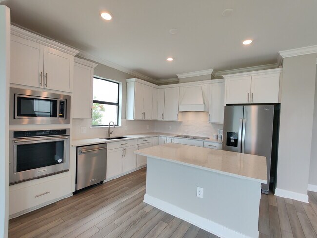 Building Photo - 6211 Baywood Ct