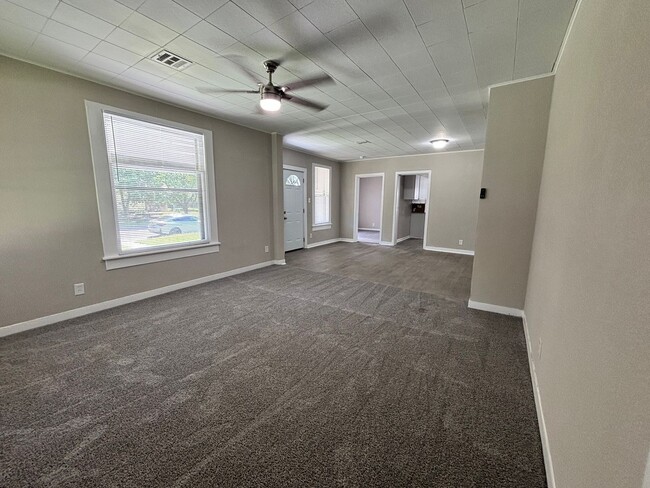 Building Photo - 3 Bedroom 1.5 Bathroom home with a 2 car g...