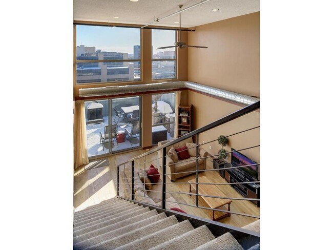 Building Photo - Rarely Available 3 Bedroom 2 Bathroom Pent...