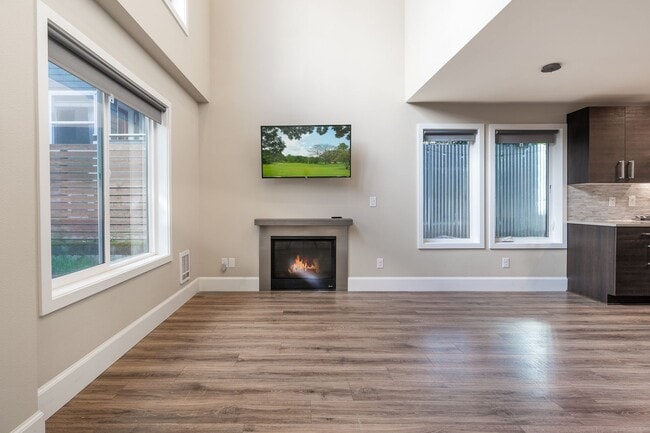 Building Photo - Welcome Home Modern Townhome in the heart of Freemont