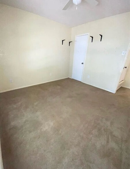 Building Photo - 2204 Foxcroft Ln