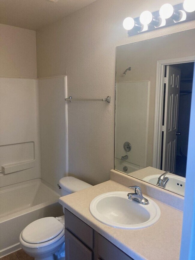 Building Photo - Spacious open concept duplex