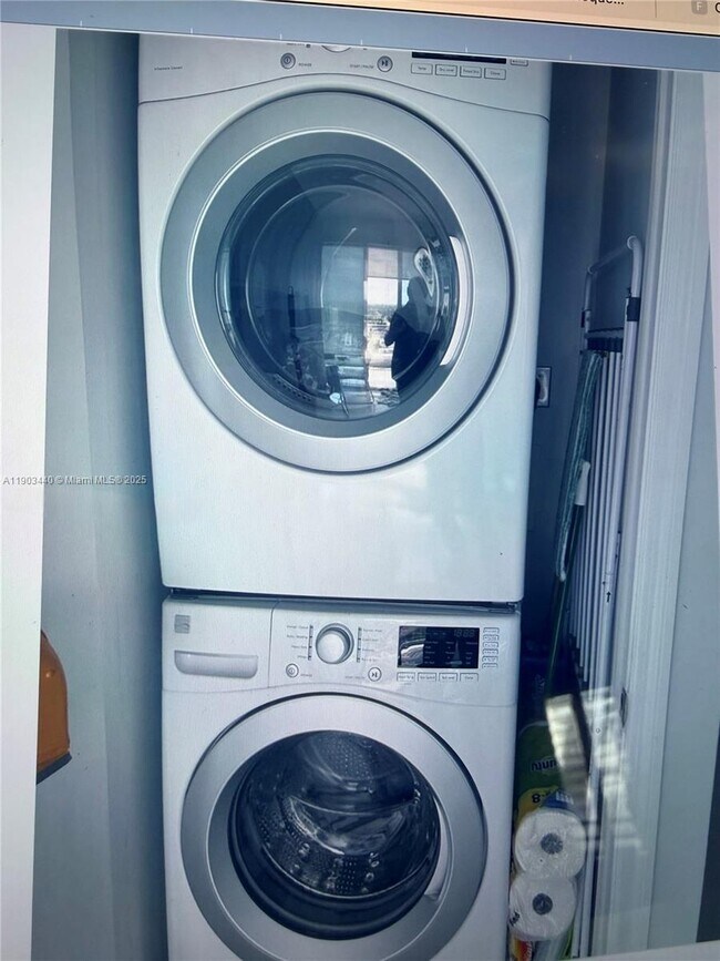 Building Photo - 60 SW 13th St