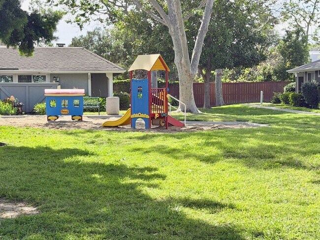 Building Photo - Stylish 2BR Condo in Desirable Community with Pool & Spa