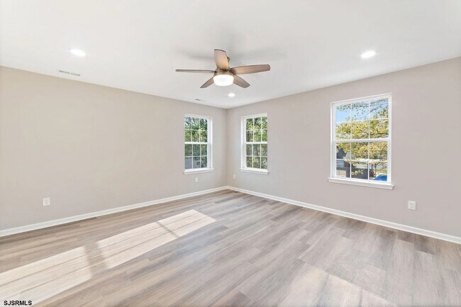 Building Photo - 447 Redwood Ave