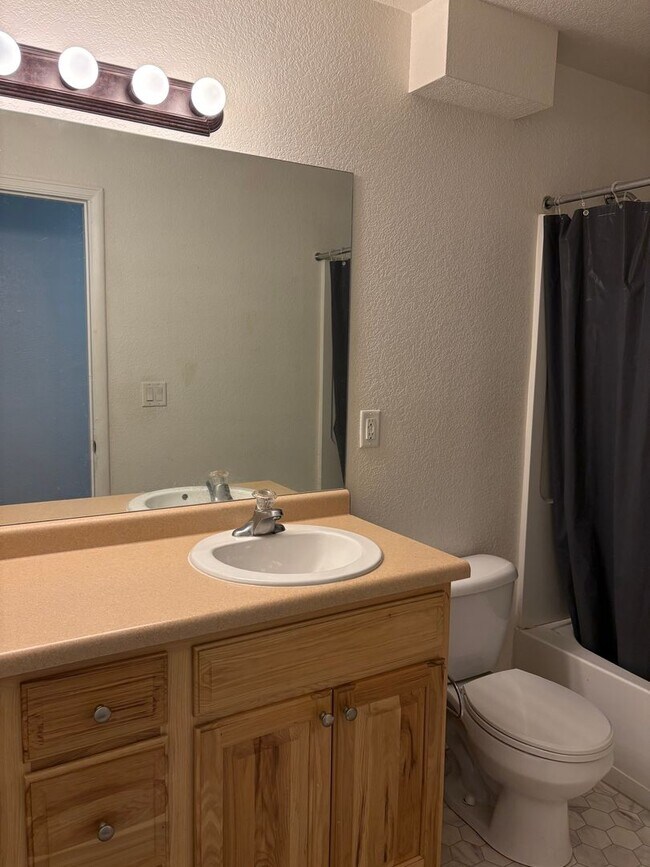 Building Photo - 2 Bedroom 1 Bath Lower Level Unit in Village Seven