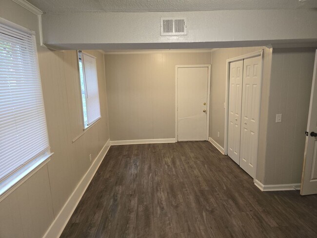 Building Photo - 4 or 5 Bedroom 1.5 bath 2 story house