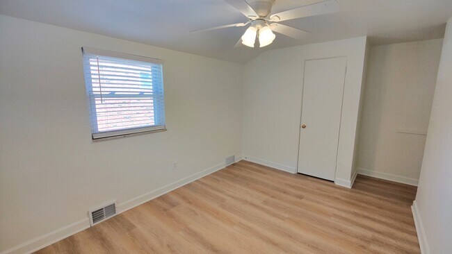 Building Photo - *Recently Updated & Spacious 3BD/1BA Duplex Unit Available for Rent in Castle Shannon*