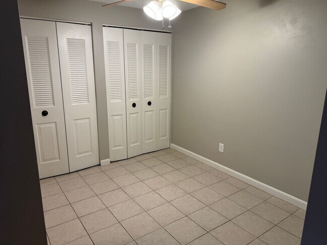 Building Photo - 10 Village Ln