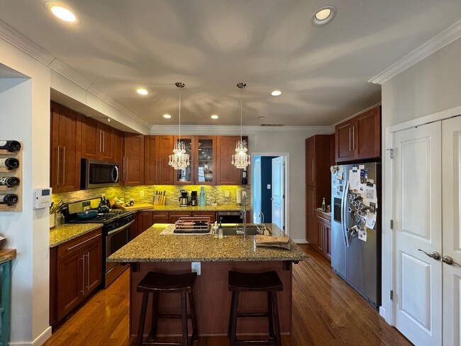 Building Photo - Beautiful 3 Bed 3 Bath Condo with a Roofto...