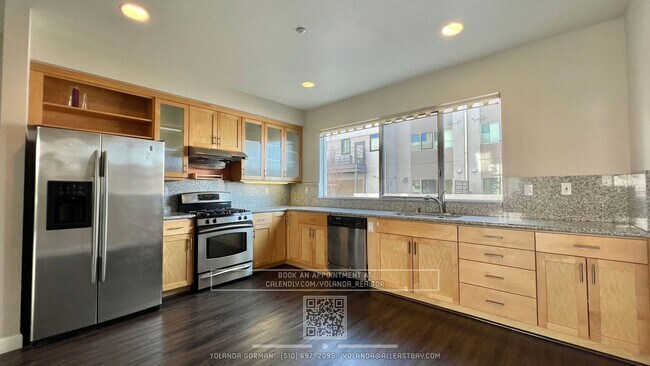 Building Photo - Contemporary Townhouse Living at Its Finest