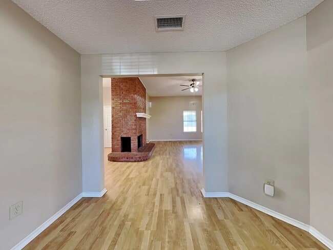 Building Photo - 922 Teakwood Ln