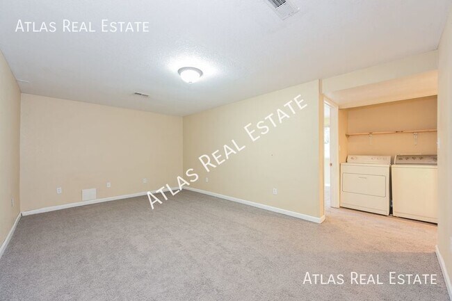 Building Photo - 3 Bedroom 2 Bath with laundry and finished...