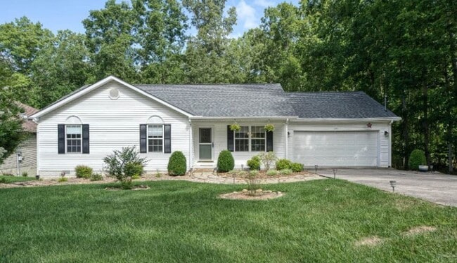 Primary Photo - 3 bedroom / 2 bath Perfect location *Available for a 12 month lease* Unfurnished