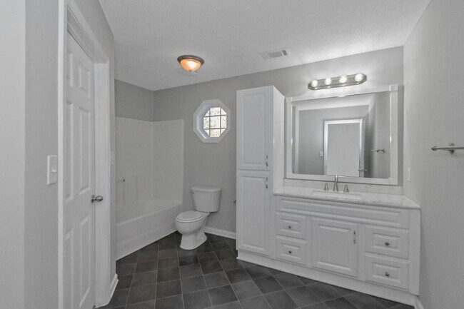 Building Photo - Adorable 3BR / 2Bath Home in Griffin! 1 Acre Lot!