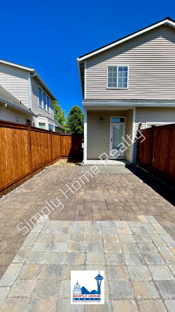 Building Photo - Step Inside To This Spacious & Comfortable 3-Bedroom Home!