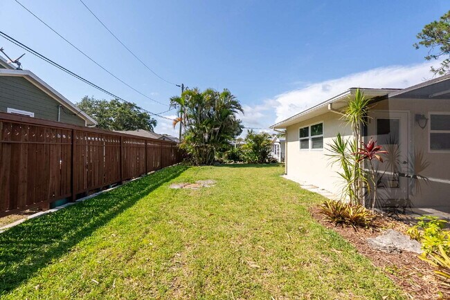 Building Photo - Luxury Seasonal Furnished Rental "Charming...