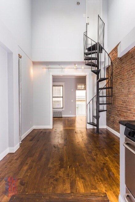 Building Photo - 722 10th Ave