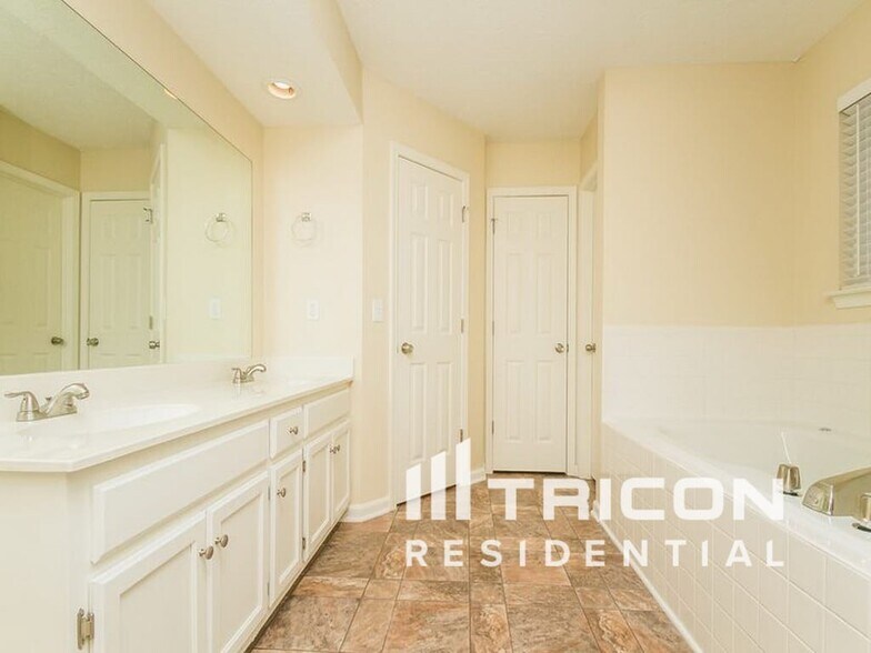 Building Photo - 3204 W Yorkshire Ct