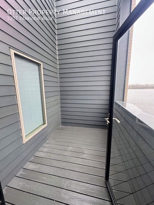 Building Photo - 3207 Parkview Walk