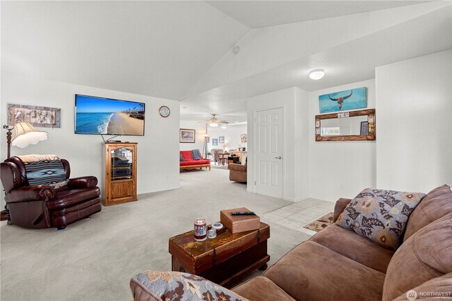 Building Photo - Quiet Updated Townhome in Prime Location!