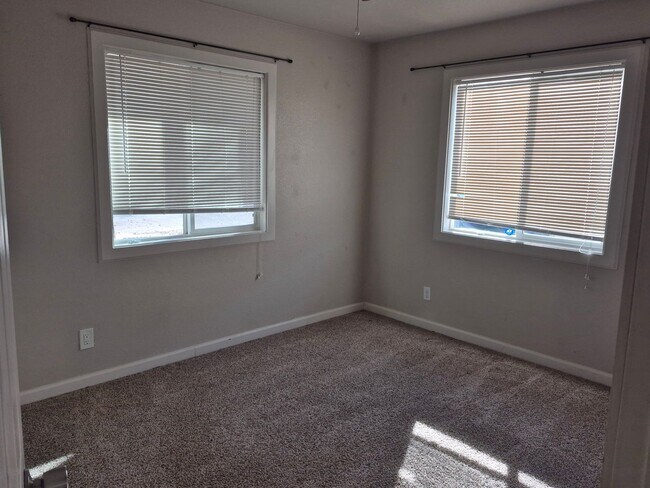 Building Photo - Beautiful 3 bedroom 2 bathroom home