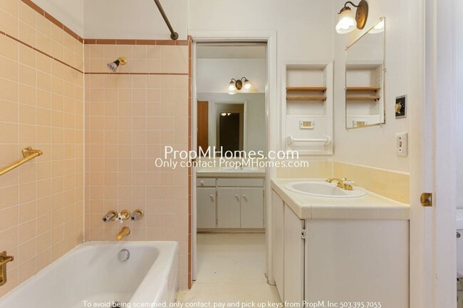 Building Photo - Spacious Mid-Century Three Bedroom Home In Woodstock!