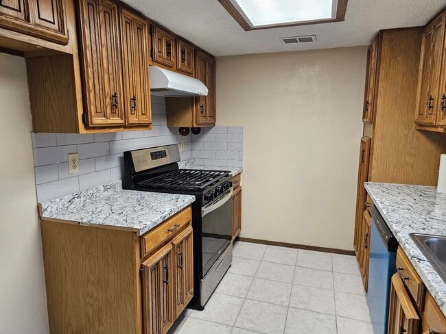 Building Photo - 3115 River Valley Dr