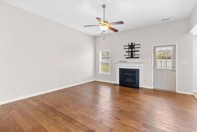 Building Photo - Well-Maintained 3 Bedroom, 2 Bath Home