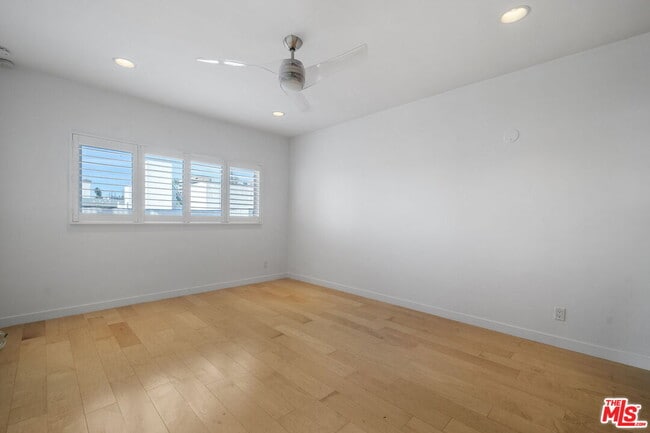 Building Photo - 8550 Holloway Dr