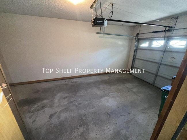 Building Photo - 9041 Carpenter Cir Dr