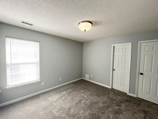 Building Photo - Classic 3BD, 2BA Apex Home in a Prime Location with a Fully Fenced Yard