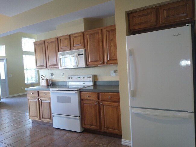 Building Photo - HUGE 3 Bedroom 3 Bath Home in Gated Community